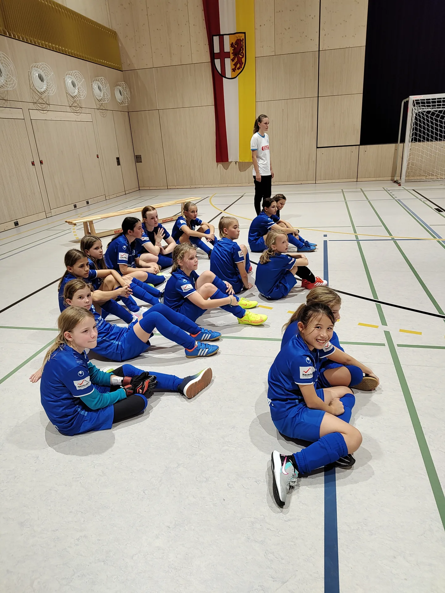 Teilnehmerinnen des Porsche Mädchenfußballcamps 2024 gemeinsam in der Sporthalle