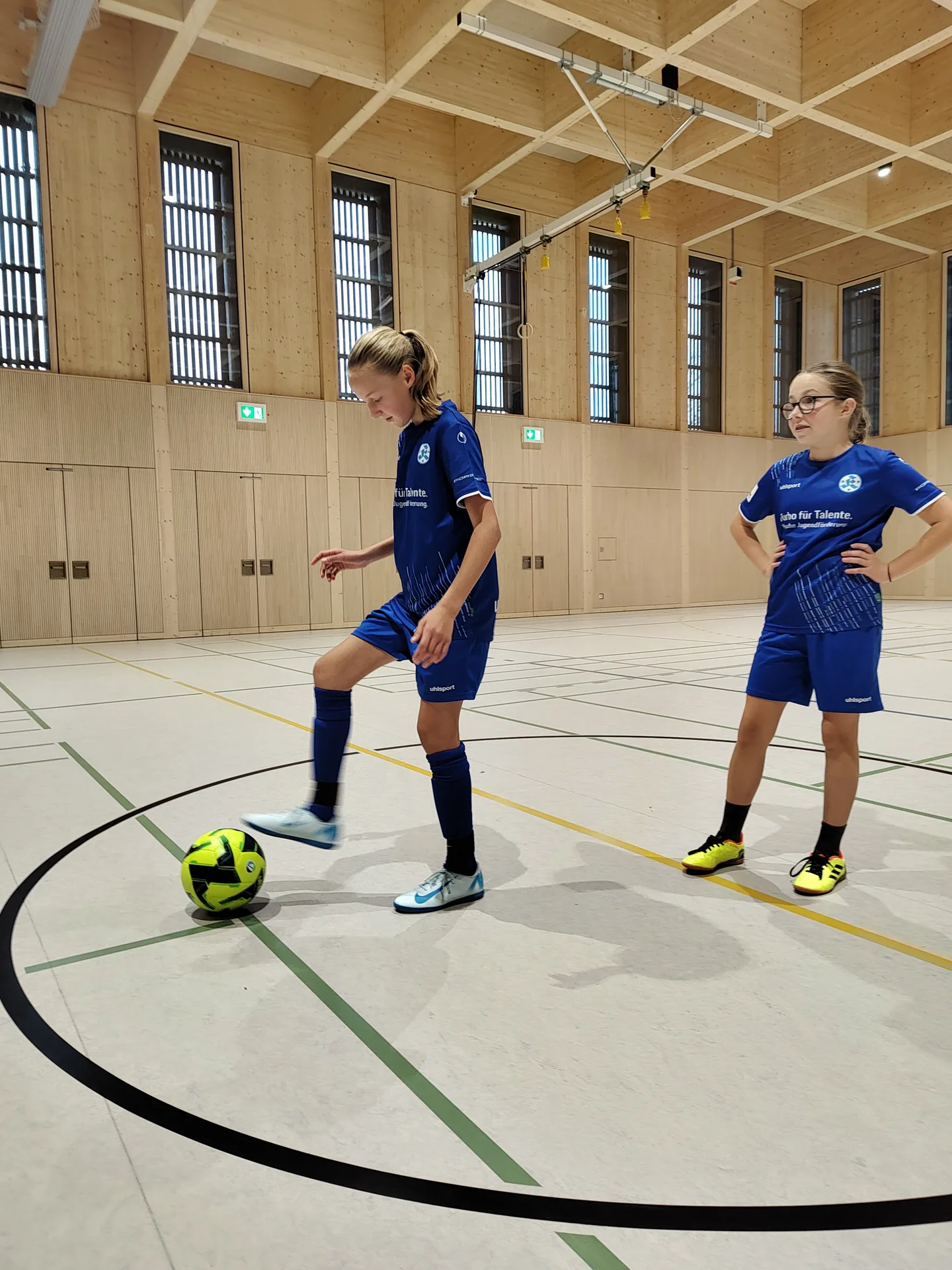 Spielerin beim Training der Ballkontrolle im Porsche Mädchenfußballcamp 2024