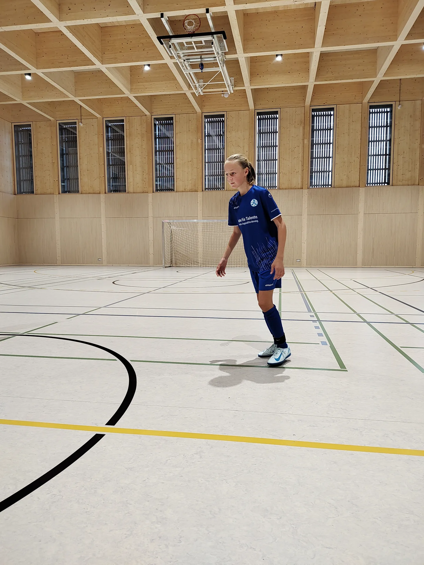 Teilnehmerin während einer Trainingseinheit beim Porsche Mädchenfußballcamp 2024