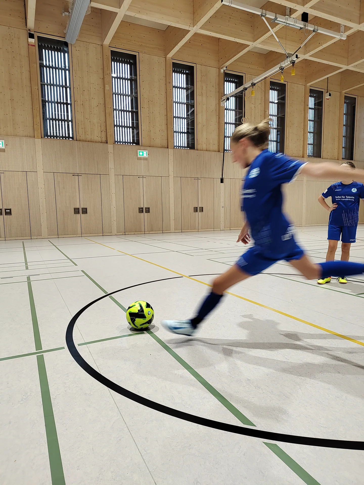 Spielerin beim Anlauf zum Ball im Porsche Mädchenfußballcamp 2024