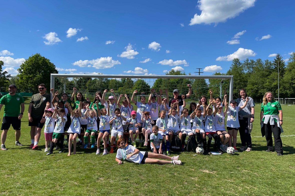 Gruppenfoto vom Tag des Mädchenfußballs 2025