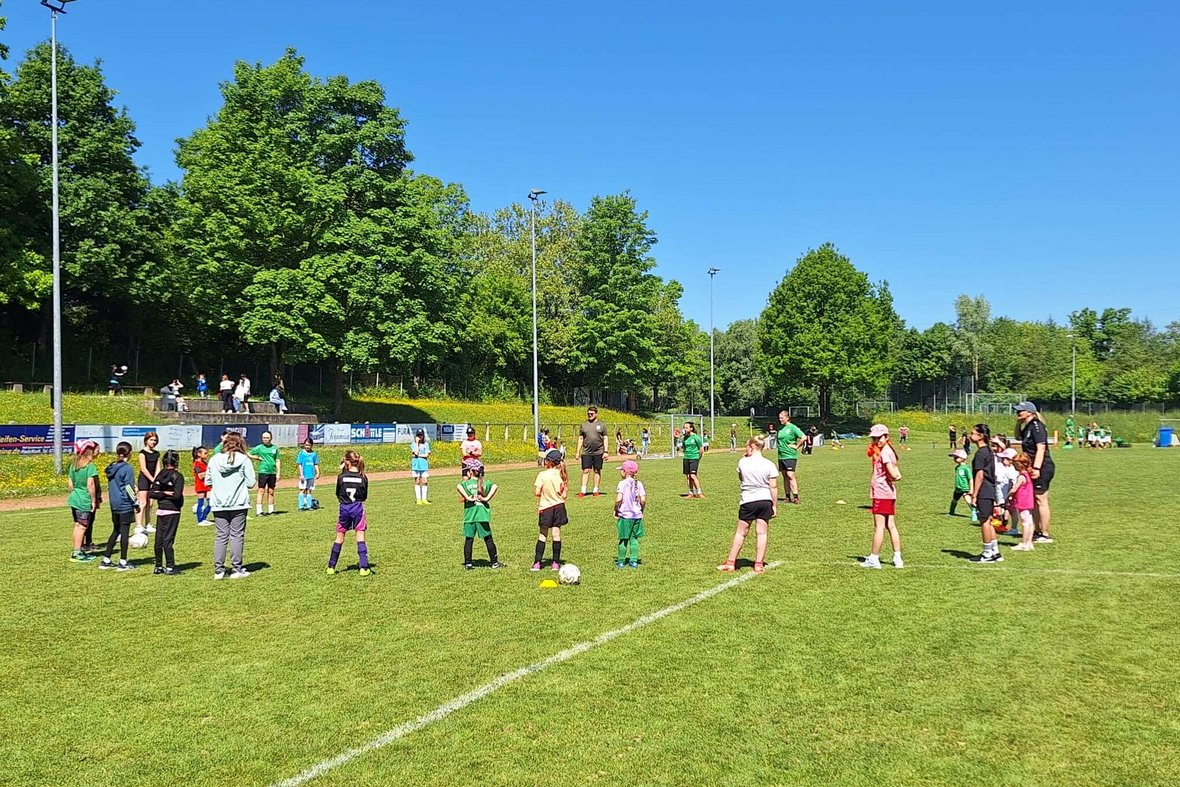 Mädchen an verschiedenen Fußballstationen auf dem BSV-Sportgelände