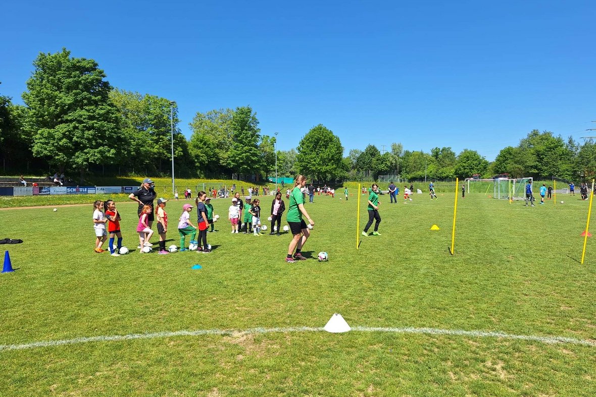 Training beim Tag des Mädchenfußballs auf dem Sportgelände des BSV