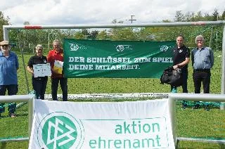 Gäste und Vereinsvertretung bei der Club-100-Ehrung auf dem BSV-Sportplatz