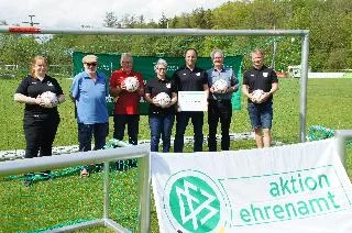 Gruppenfoto mit Fußbällen, Ehrentafel und den neuen Minitoren