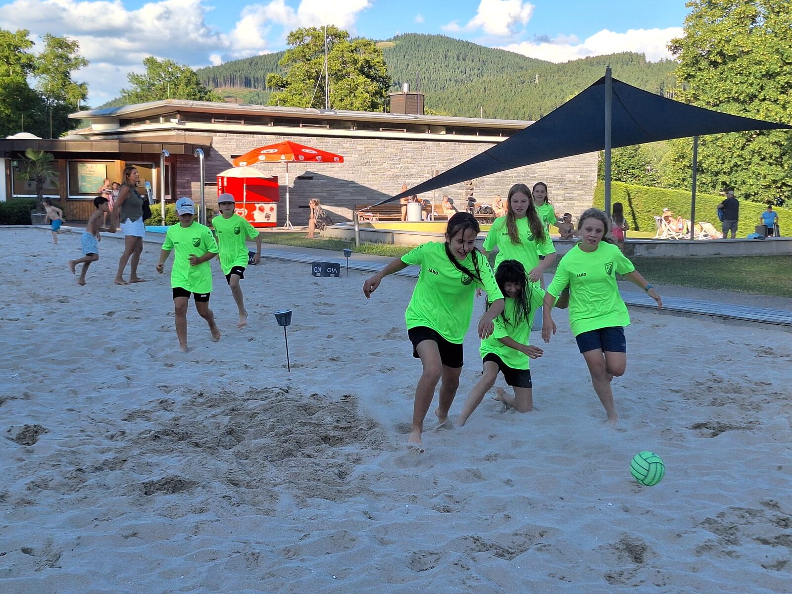 Die D-Juniorinnen beim Beachsoccer