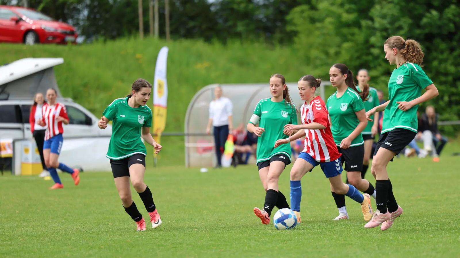 Zusammenspiel im Mittelfeld beim Pokalfinale der B-Juniorinnen 2026