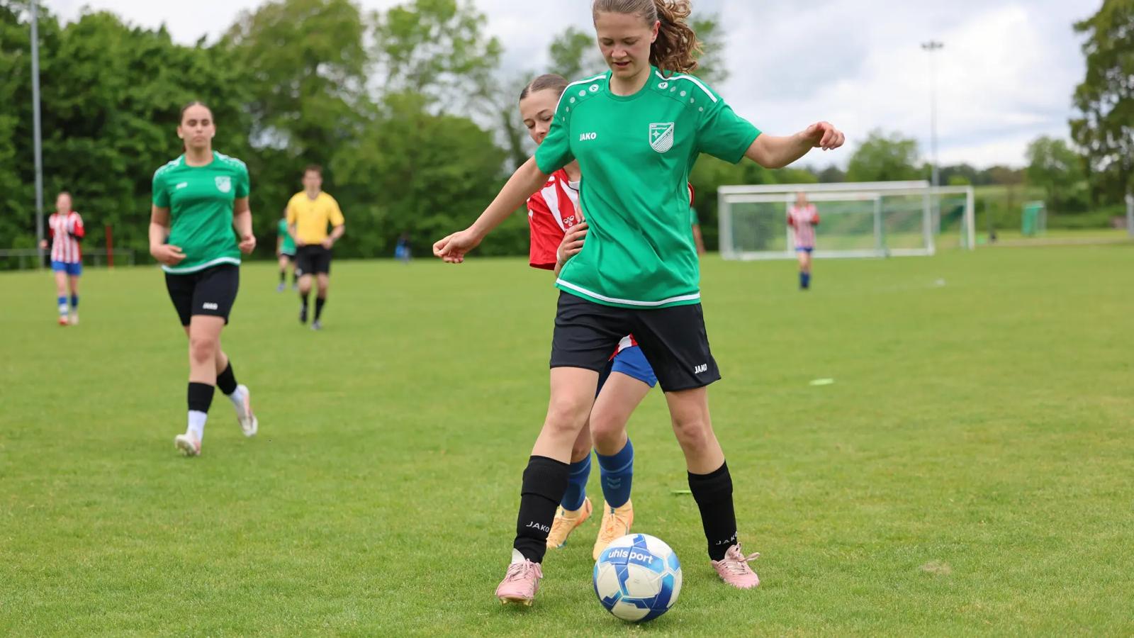 Ball sicher abschirmen beim Pokalfinale der B-Juniorinnen 2026