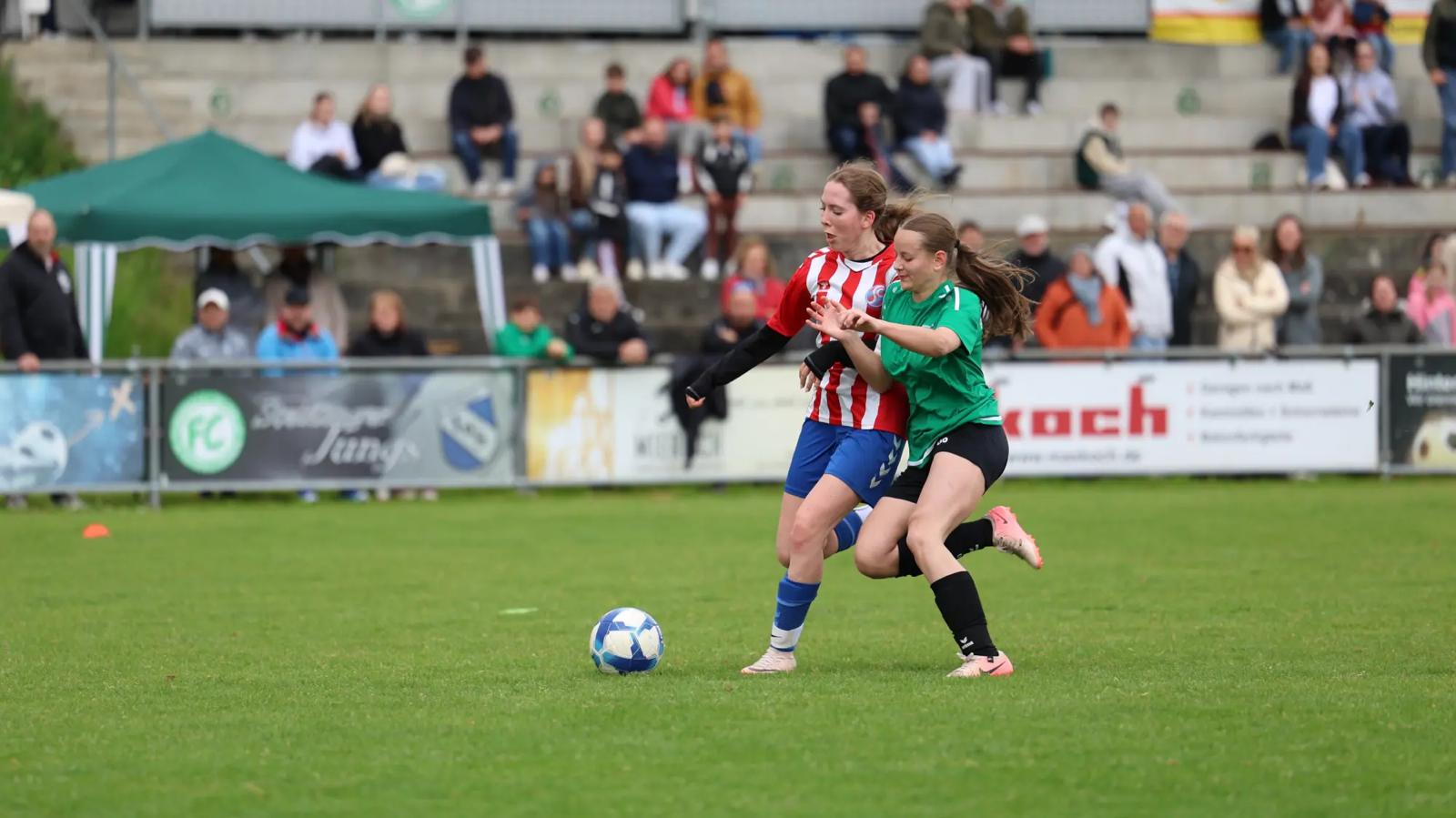 Voller Einsatz im Zweikampf beim Pokalfinale der B-Juniorinnen 2026