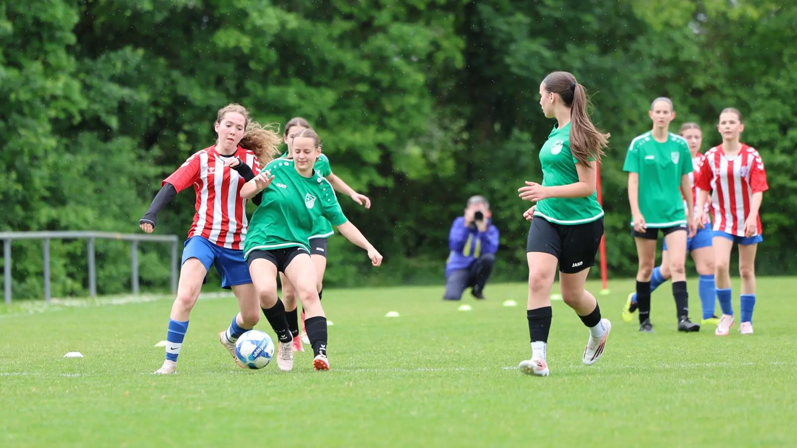 Gemeinsam gegen den Ball beim Pokalfinale der B-Juniorinnen 2026