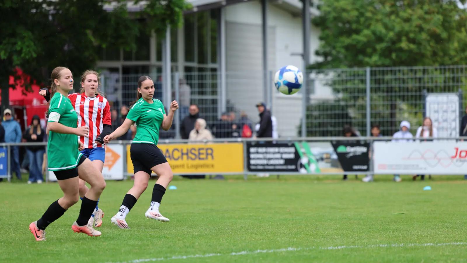 Blick auf den zweiten Ball beim Pokalfinale der B-Juniorinnen 2026