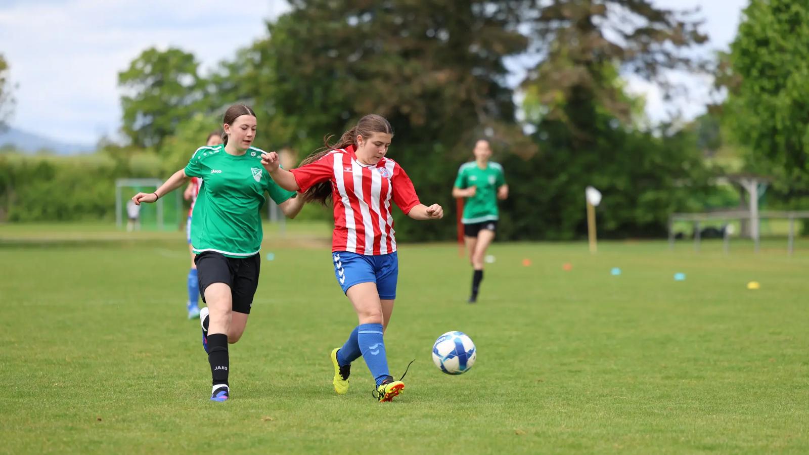 Enges Duell um den Ball beim Pokalfinale der B-Juniorinnen 2026