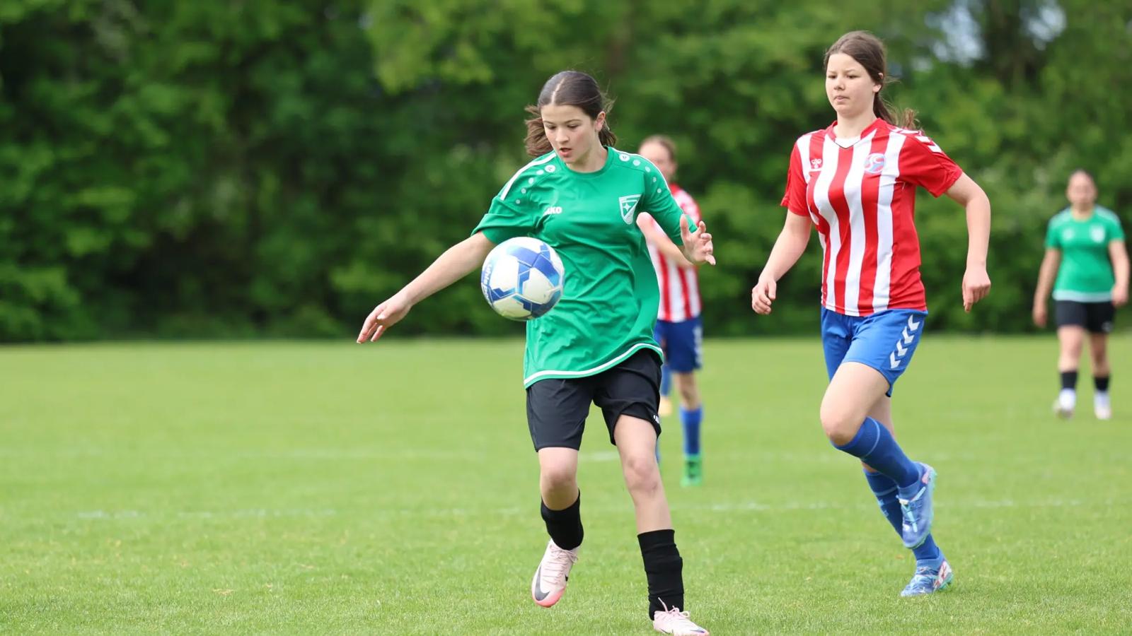 Ballkontrolle im Lauf beim Pokalfinale der B-Juniorinnen 2026