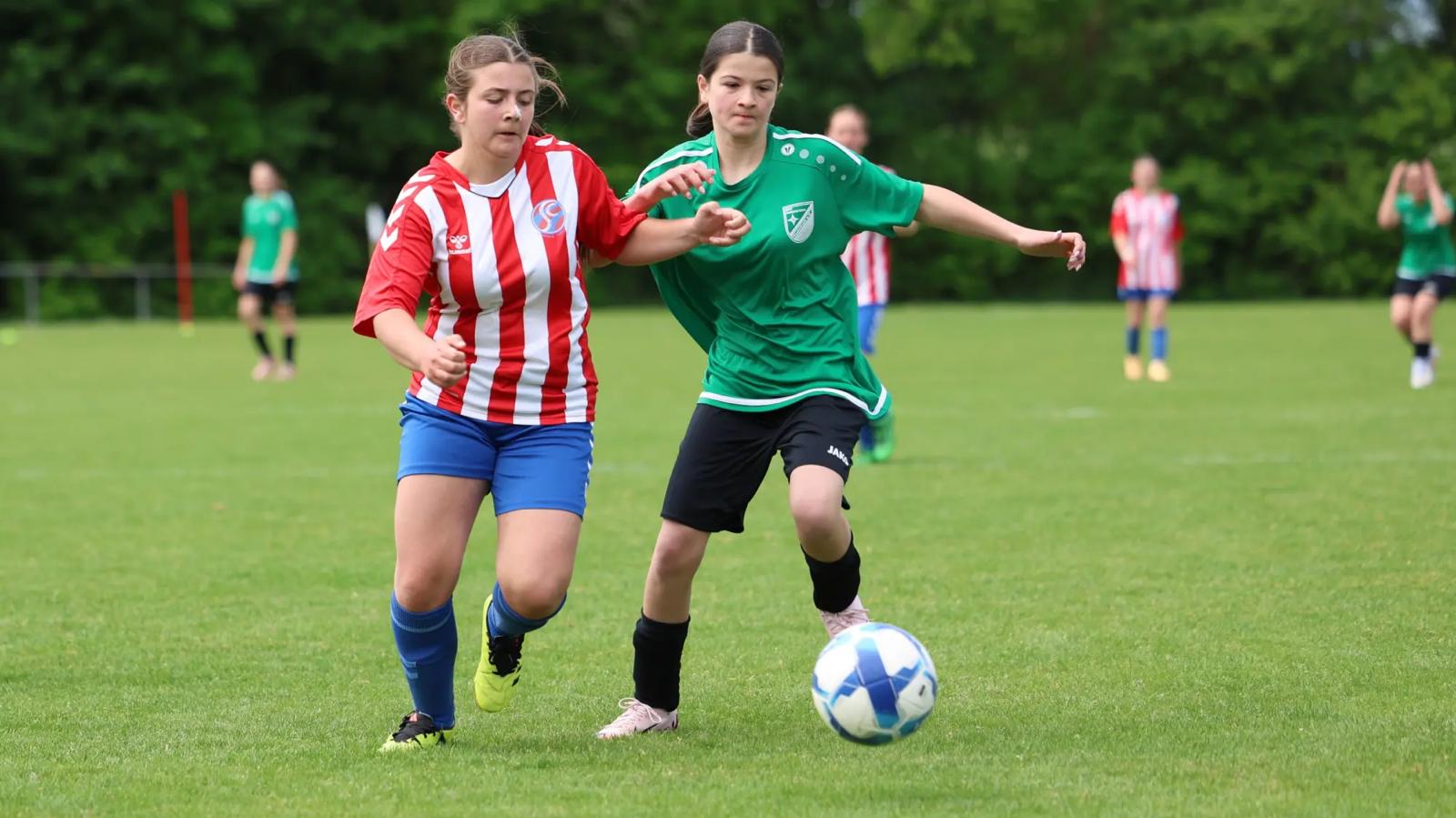 Duell auf dem Flügel beim Pokalfinale der B-Juniorinnen 2026