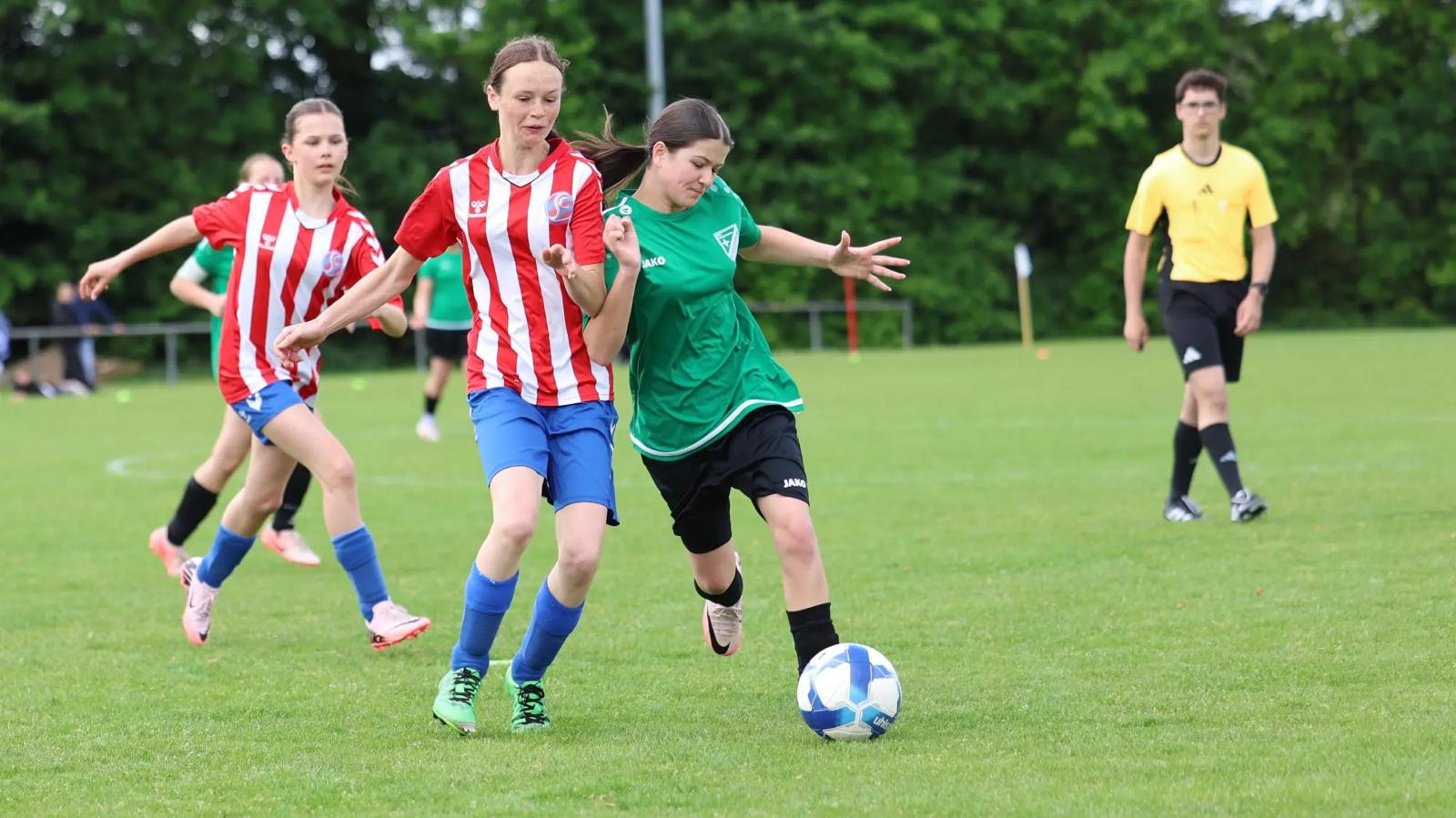 Zweikampf um jeden Ball beim Pokalfinale der B-Juniorinnen 2026
