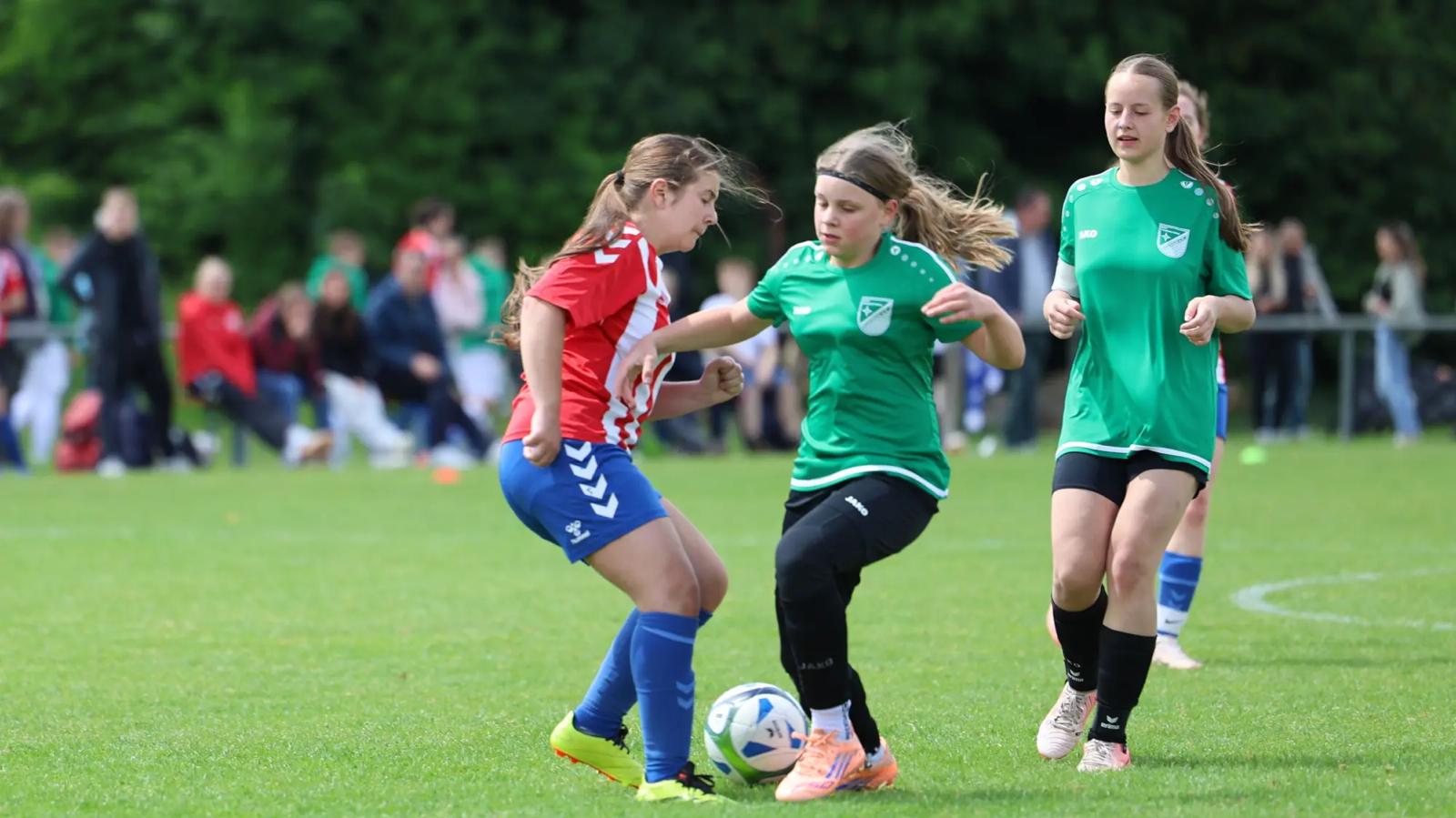 Ballbehauptung im Mittelfeld beim Pokalfinale der B-Juniorinnen 2026