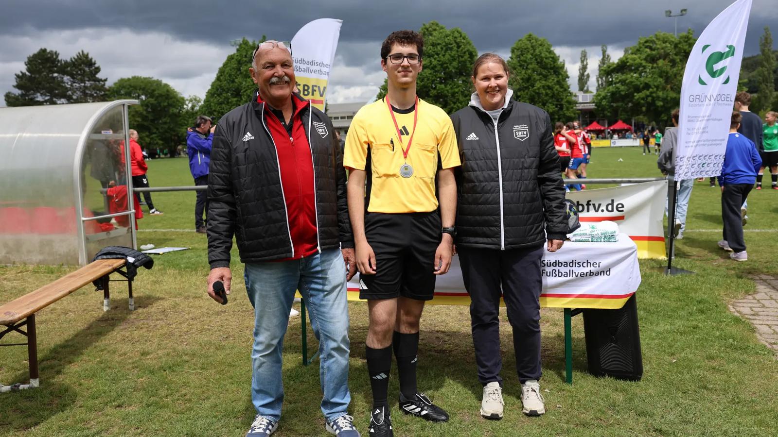 Auszeichnung für den Schiedsrichter beim Pokalfinale der B-Juniorinnen 2026