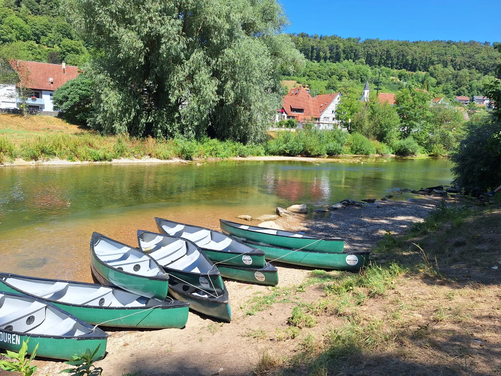 Kanus bereit für den Teamausflug beim Solarcup-Teamausflug der B-Juniorinnen 2026