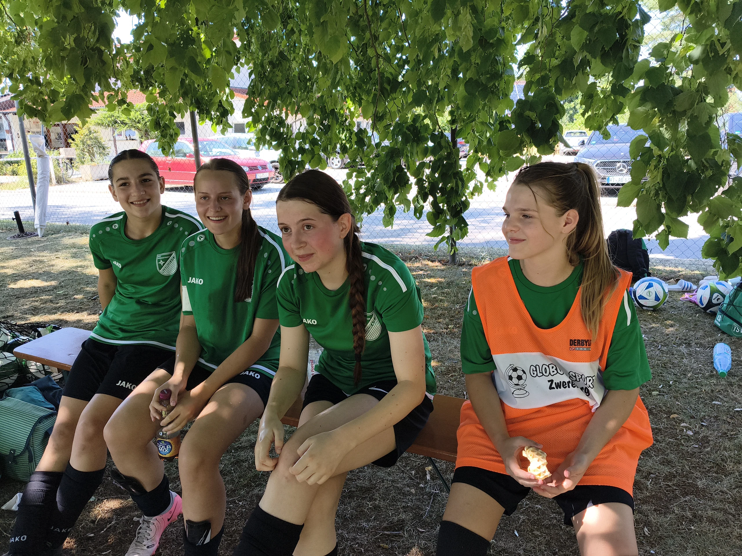 Gemeinsame Pause beim Solarcup beim Solarcup-Teamausflug der B-Juniorinnen 2026