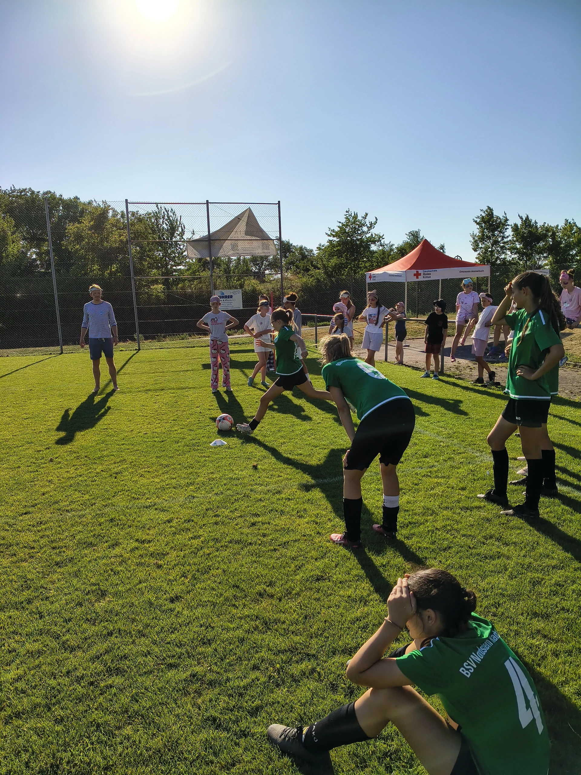 Gemeinsam bei der Teamaufgabe beim Solarcup-Teamausflug der B-Juniorinnen 2026
