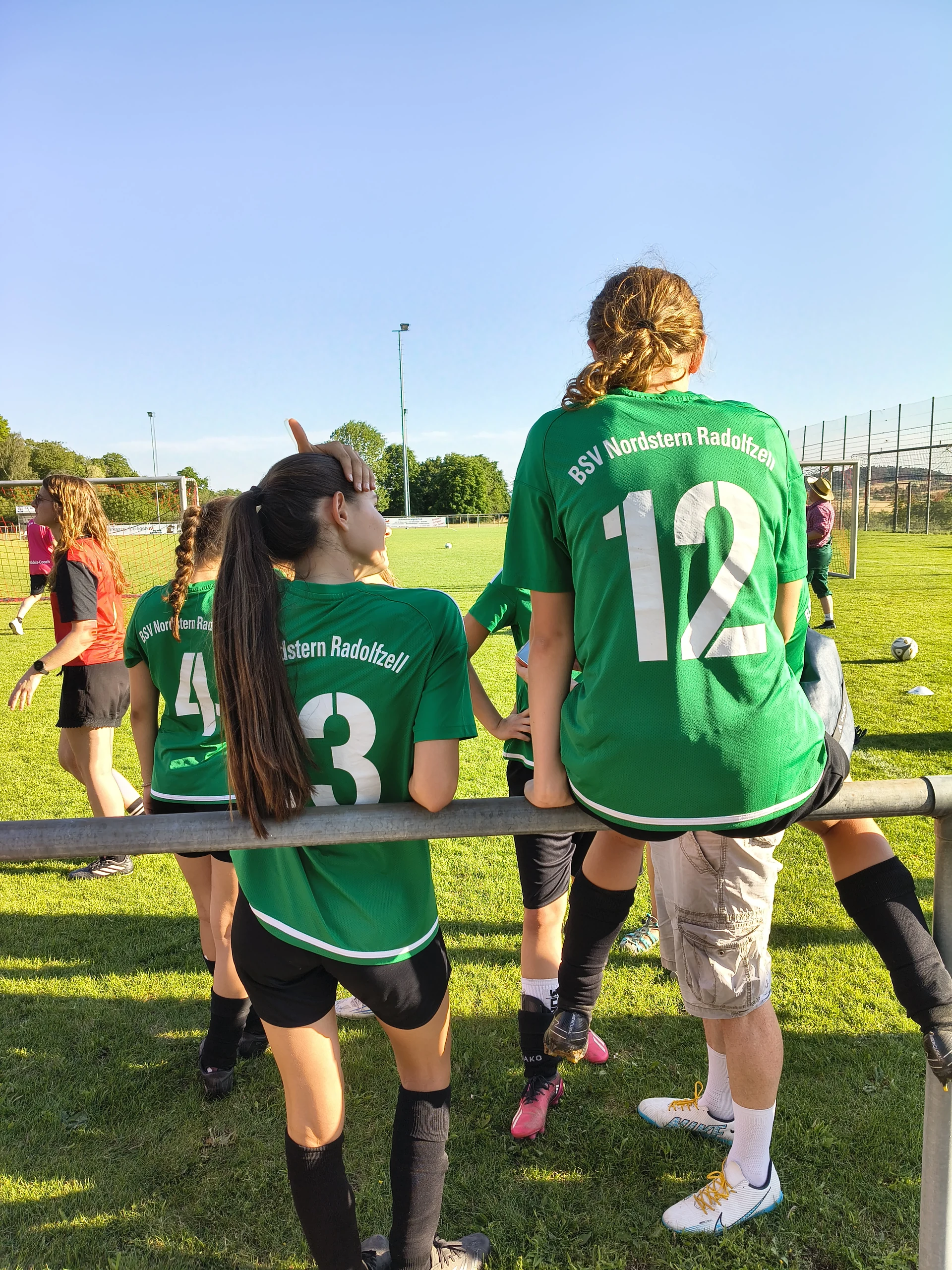Als Mannschaft am Spielfeldrand beim Solarcup-Teamausflug der B-Juniorinnen 2026