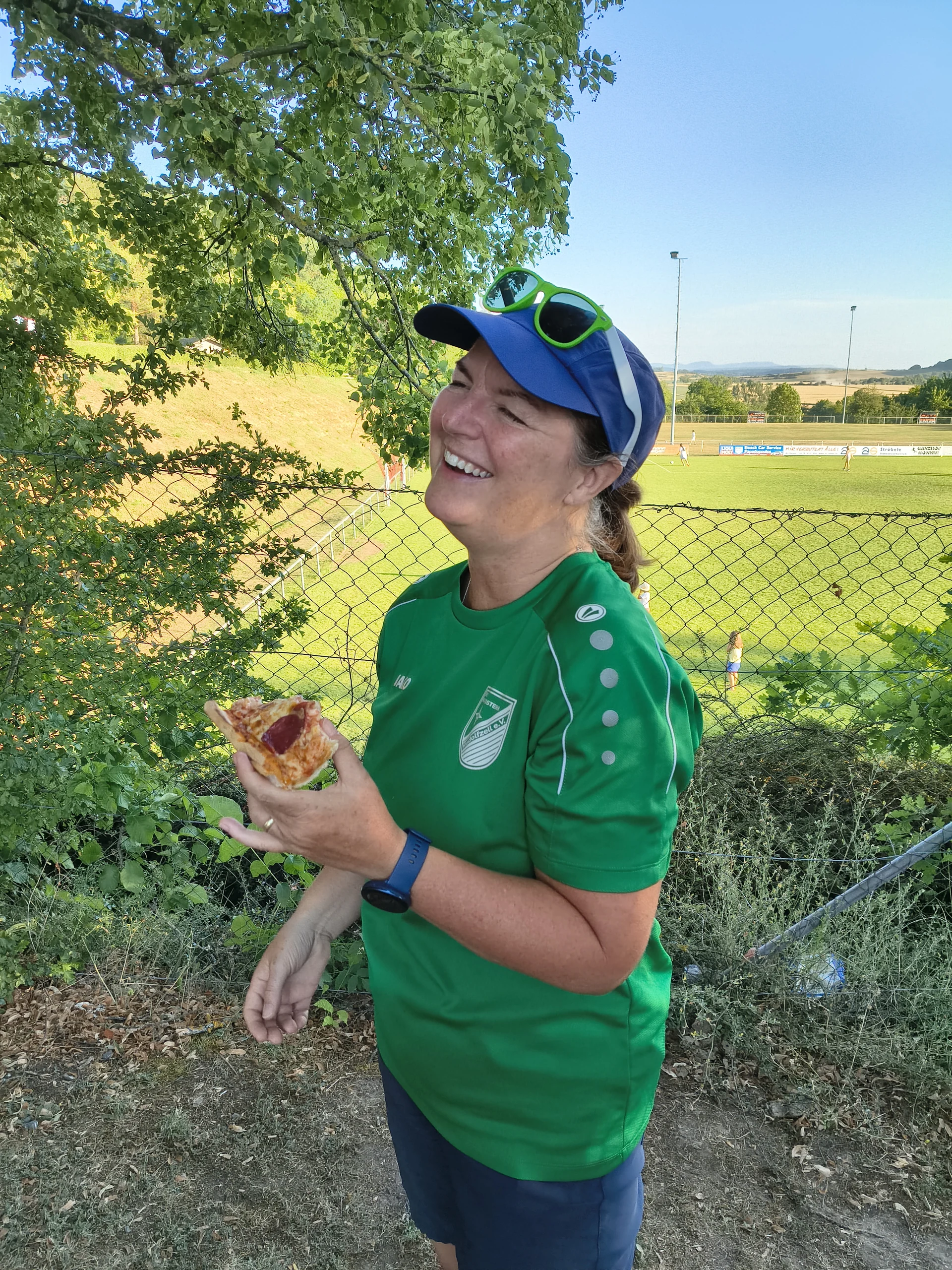 Gute Laune beim gemeinsamen Essen beim Solarcup-Teamausflug der B-Juniorinnen 2026