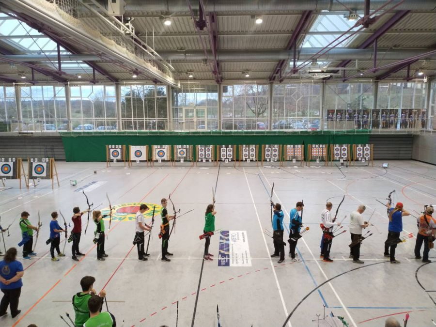 Bogenschützinnen und Bogenschützen bei einem Hallenturnier