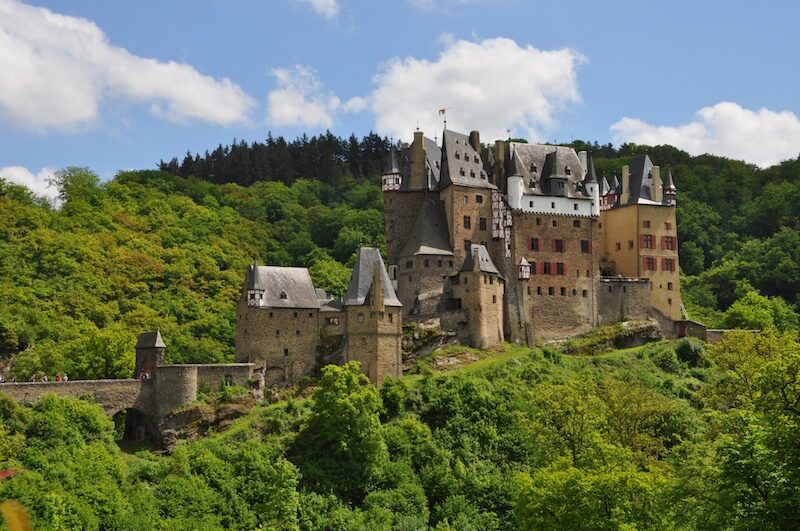 Burg Eltz als Ziel einer Wanderung
